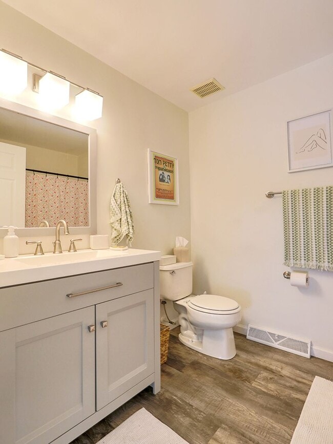 Building Photo - Year-round rental - 4 br 2.5 ba Twin Home in Seabright Village – East of Route 1