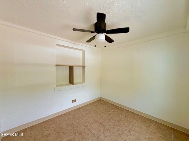 Building Photo - 418 S Estrella St