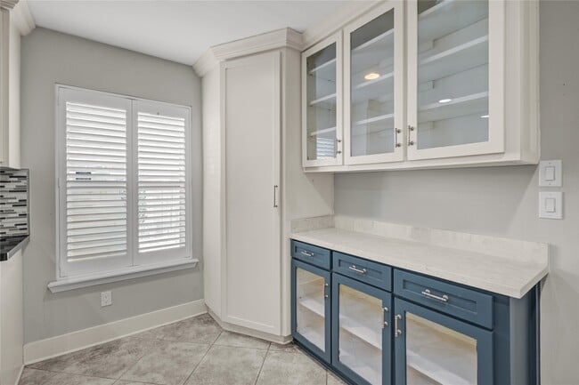 Building Photo - 10303 Greenwillow Dr