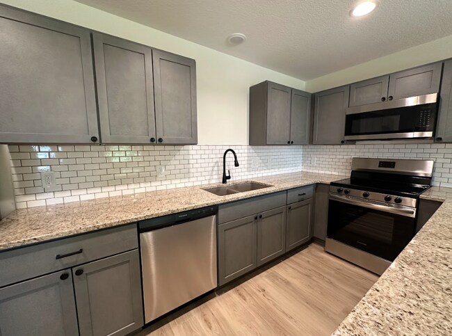 Building Photo - 2 Bedroom/1 Bath Duplex Available For Rent