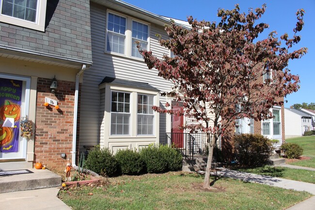 Building Photo - 3 Level  3 + 3.5 Ba w/2 BRAND NEW BATHROOM...