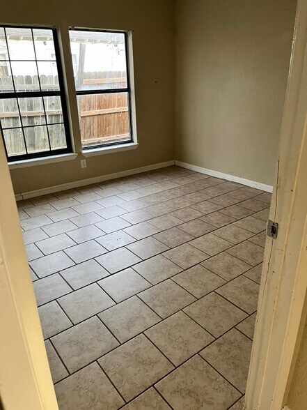 Building Photo - 1801 Duncan Ave