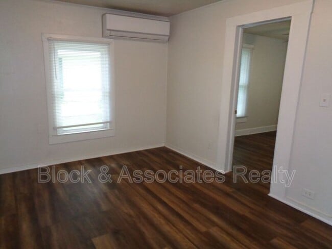 Building Photo - 405 Dobson St