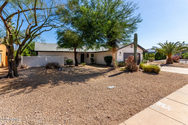 Building Photo - 7731 E Rose Ln