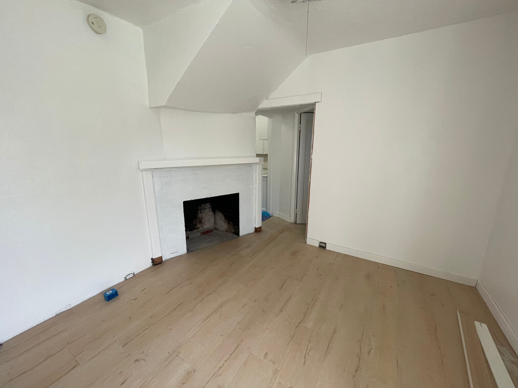 Building Photo - 390 W 19th Ave