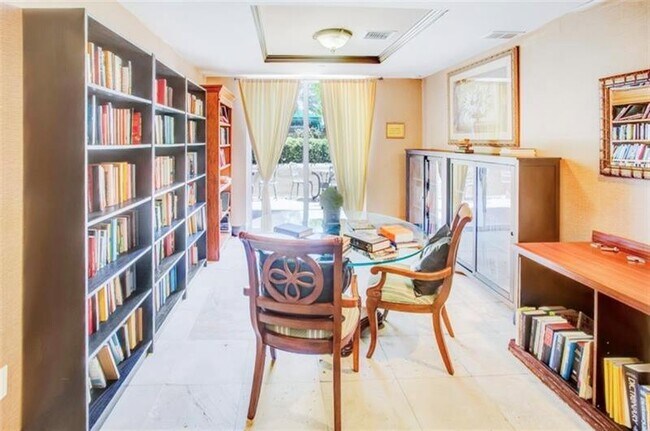 Building Photo - 520 SE 5 Ave