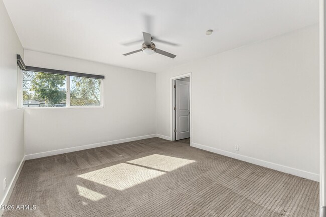 Building Photo - 3930 E Oak St