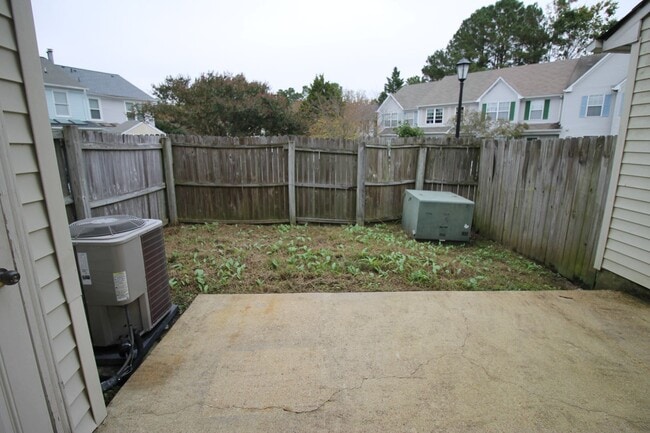 Building Photo - Updated 2 Bed/ 2.5 Bath