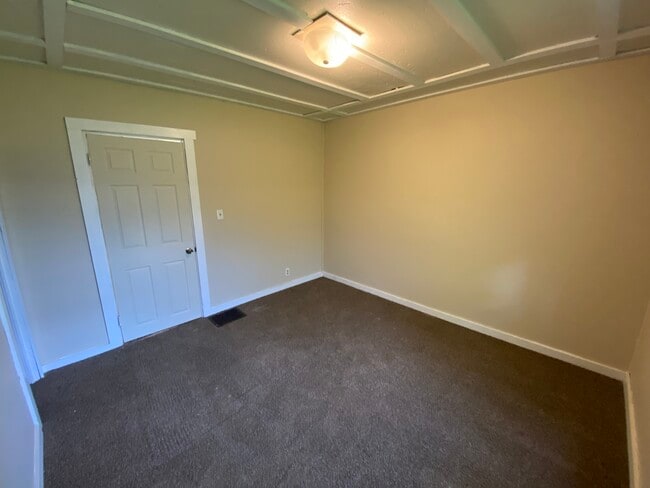 Building Photo - 124 N Beard St