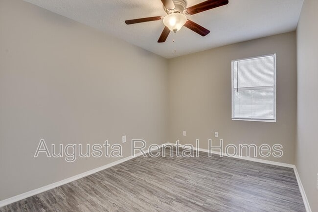 Building Photo - 2573 1/2 Tobacco Road - B