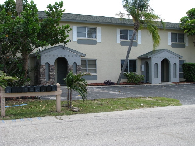 Building Photo - Warwick Circle Apartments