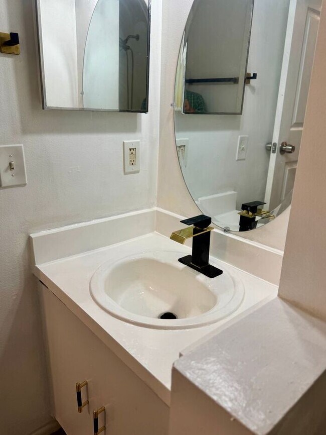 Building Photo - 3 Bedroom 2 Bath Winter Garden Townhome with Remodeled Kitchen and a Fenced Backyard!