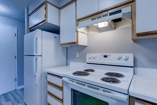Building Photo - 2 bedroom unit. Pets OK! Lots of upgrades!...