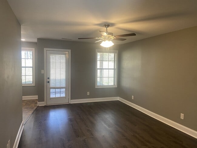 Building Photo - Sweet 3 bed 2 bath.  No Backyard Neighbors.