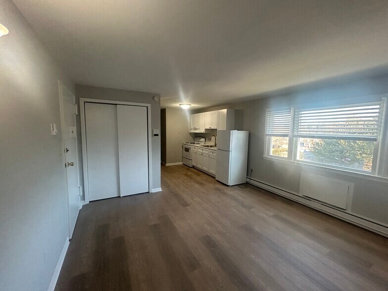 Building Photo - 693 Washington St