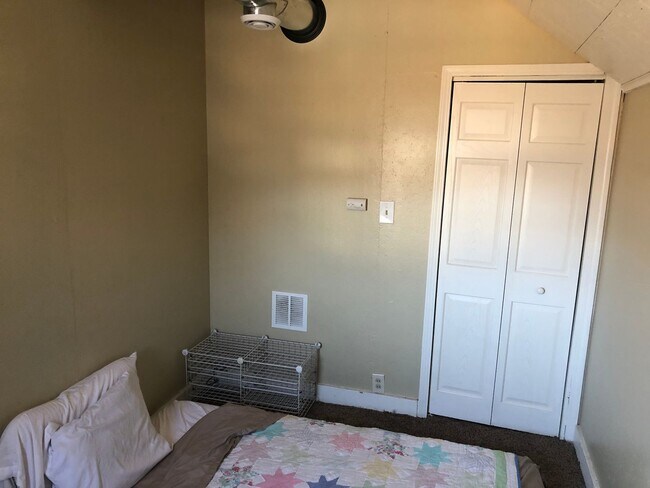 Building Photo - AVAILABLE JUNE - 2 BED 1 BATH