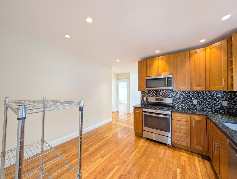 Building Photo - 9 Bonner Ave