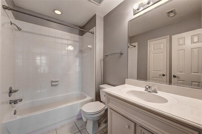 Building Photo - 1012 Rochow St