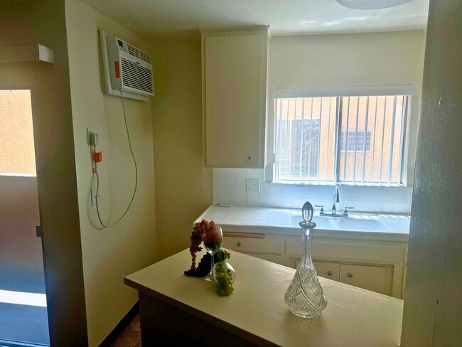 Building Photo - Cute Move-In Ready Studio Apartment