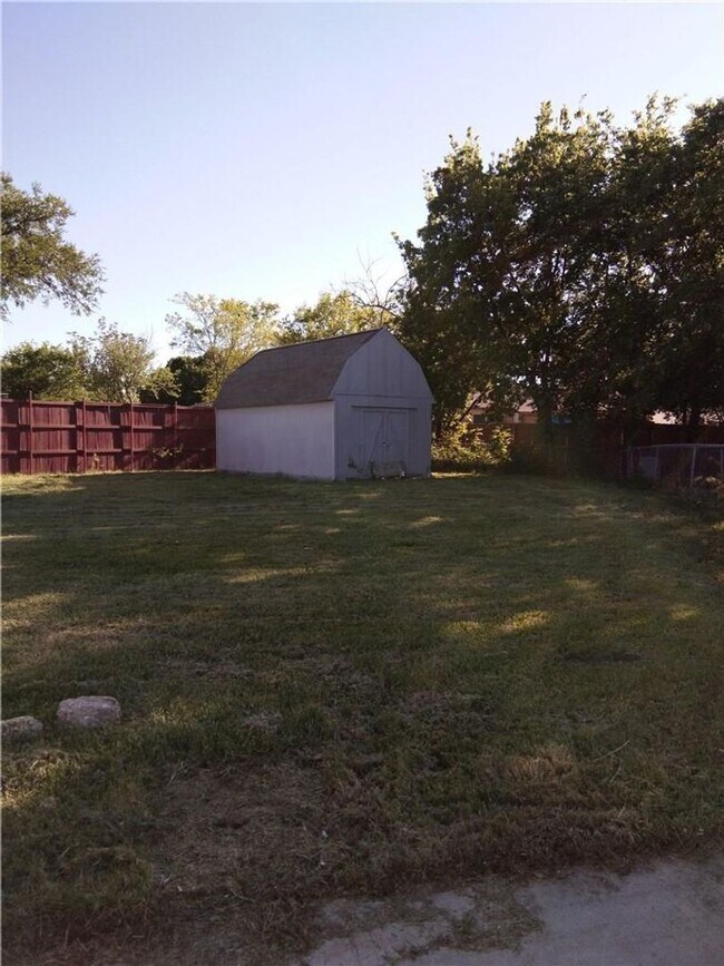 Building Photo - Cozy 3 Bed / 2 Bath Single-Family Home for...