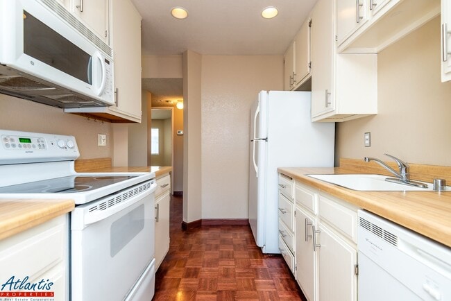 Building Photo - Sunburst Community | Condo | Garage | Balcony