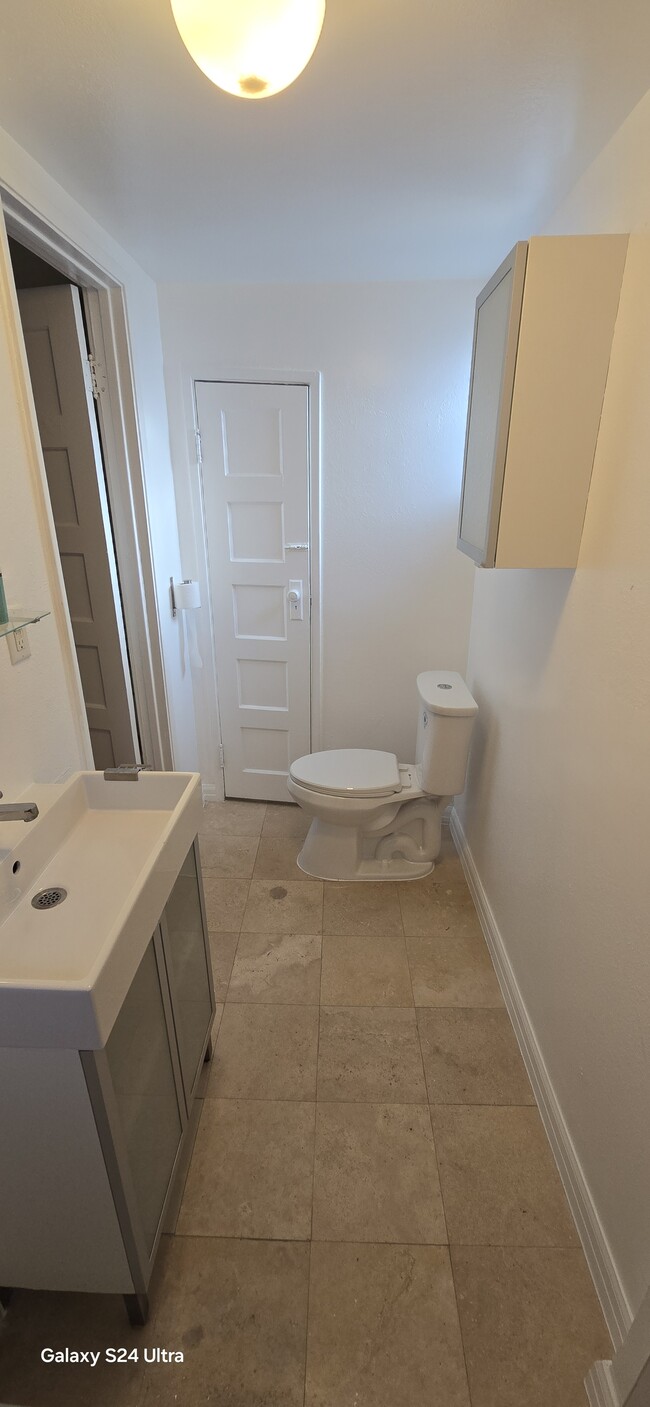 Bathroom - 1406 Manzanita St