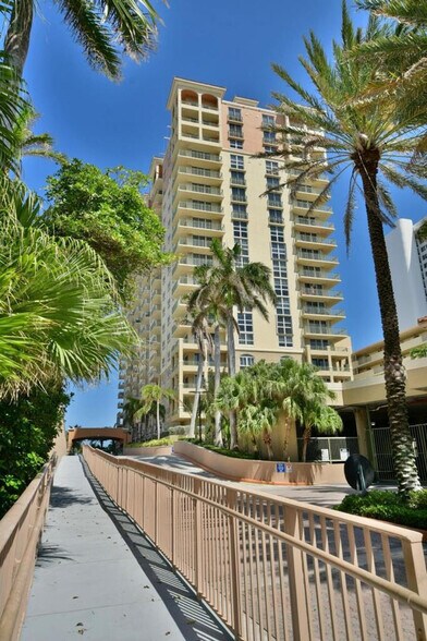 Building Photo - 3140 S Ocean Dr