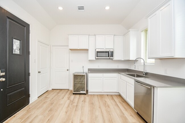 Building Photo - 5624 Frst Cv Dr