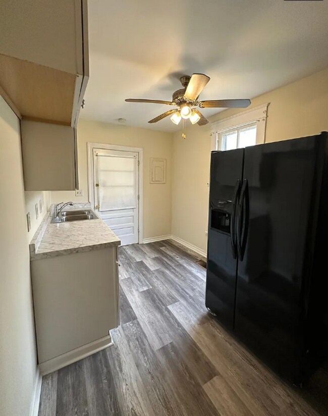 Building Photo - Freshly Painted 4 Bedroom Home