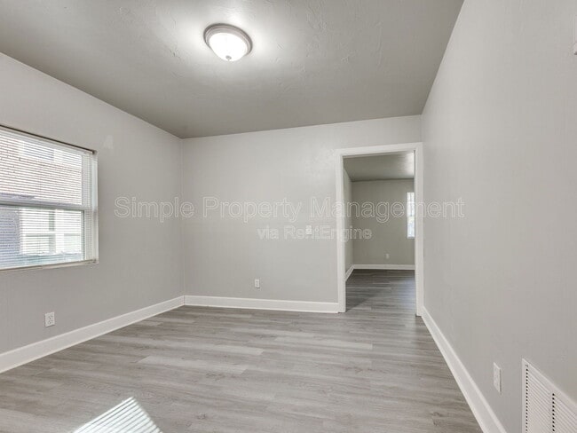 Building Photo - 1839 N Gatewood Ave