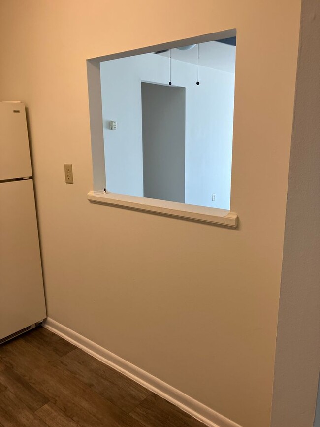 Building Photo - Rent Special through 5/31 - Convenient & N...