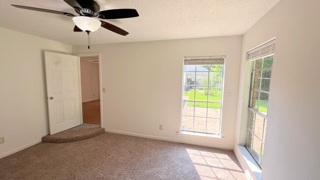 Building Photo - Lovely 3-Bedroom