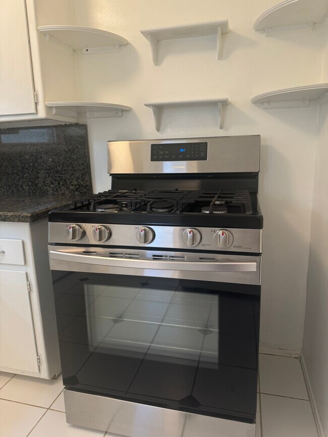 Samsung stainless oven/range - 8618 McConnell Ave