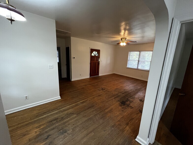 Building Photo - 5025 Sunnyside Ave