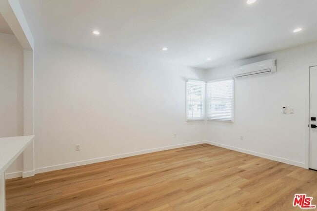 Building Photo - 815 W Glenoaks Blvd