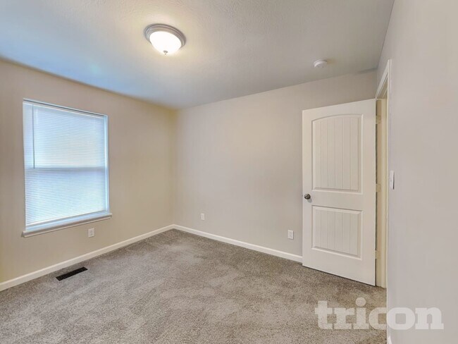 Building Photo - 906 W Clinton St