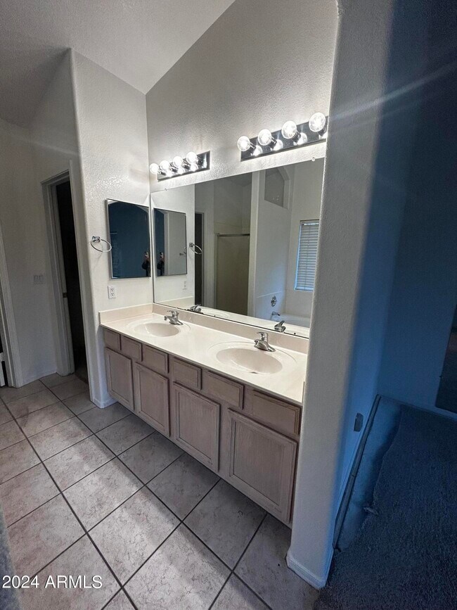 Building Photo - 755 W Baylor Ln