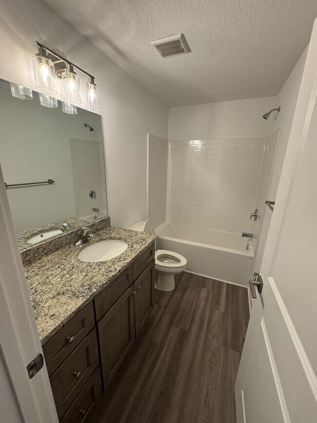 Building Photo - 2 Bedroom, 2 Bath, 1 car Garage home for rent