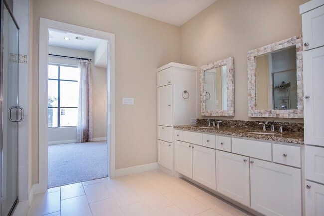 Building Photo - Contemporary townhome, rooftop terrace awa...