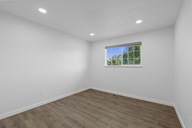 Building Photo - 220 N Hodges Rd