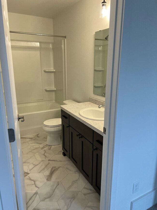 Building Photo - 4 Bed 2 Bath Twin Home