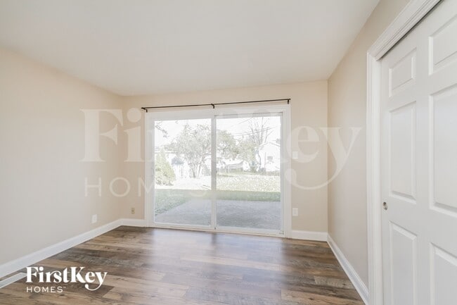 Building Photo - 10 Fir St