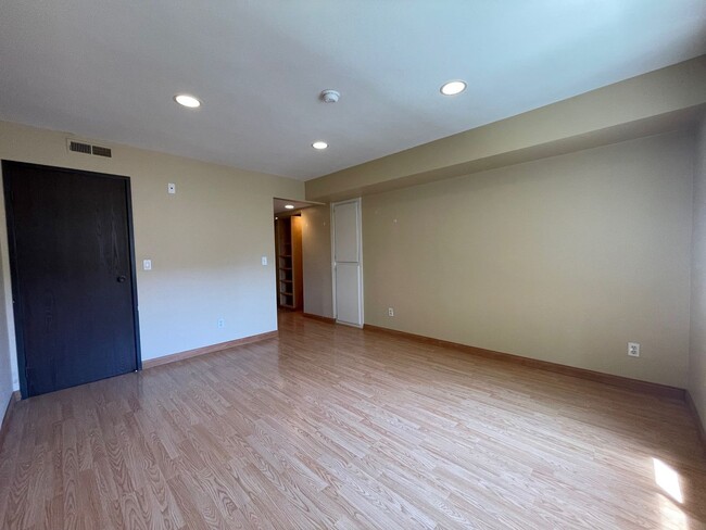 Building Photo - 1 Br - 1 Ba Hillcrest Condo with Washer/Dr...