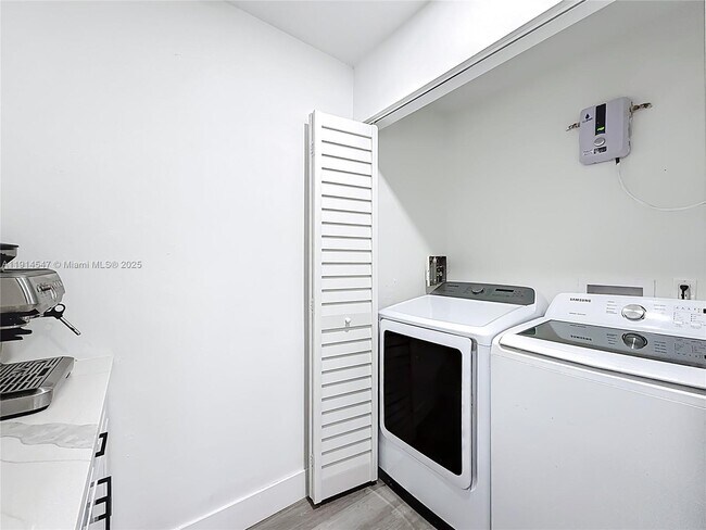 Building Photo - 600 N 66 Terrace