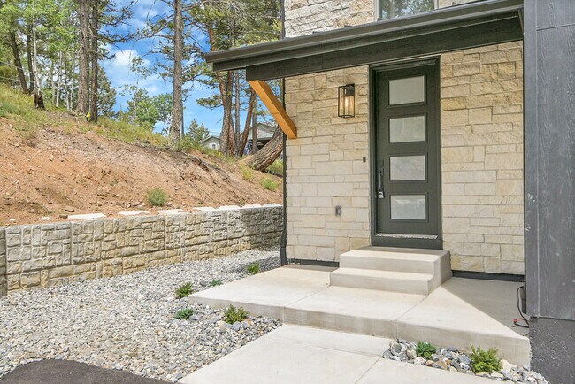 Building Photo - 28229 Juniper Dr