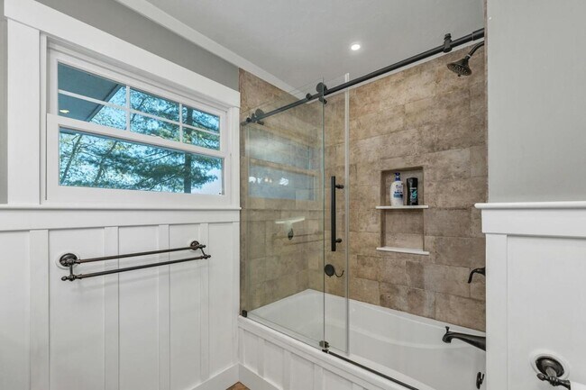 Building Photo - 19 Mirror Lake Dr