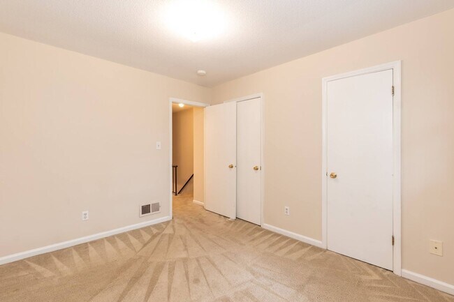 Building Photo - Two Bedroom End Unit Home!