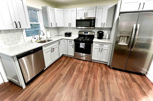 Building Photo - 1592 Main St