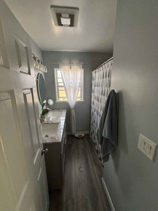 Building Photo - Desirable 3 Bedroom 2 Bathroom House