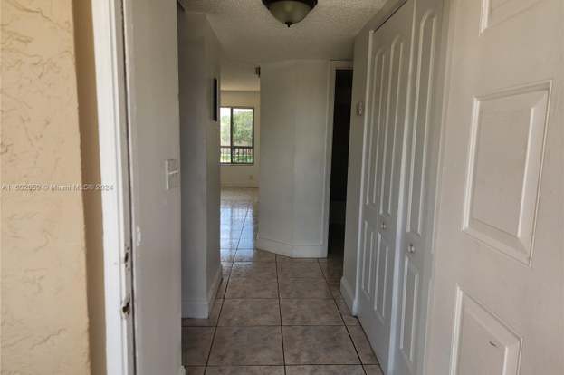 Building Photo - 9962 Twin Lakes Dr